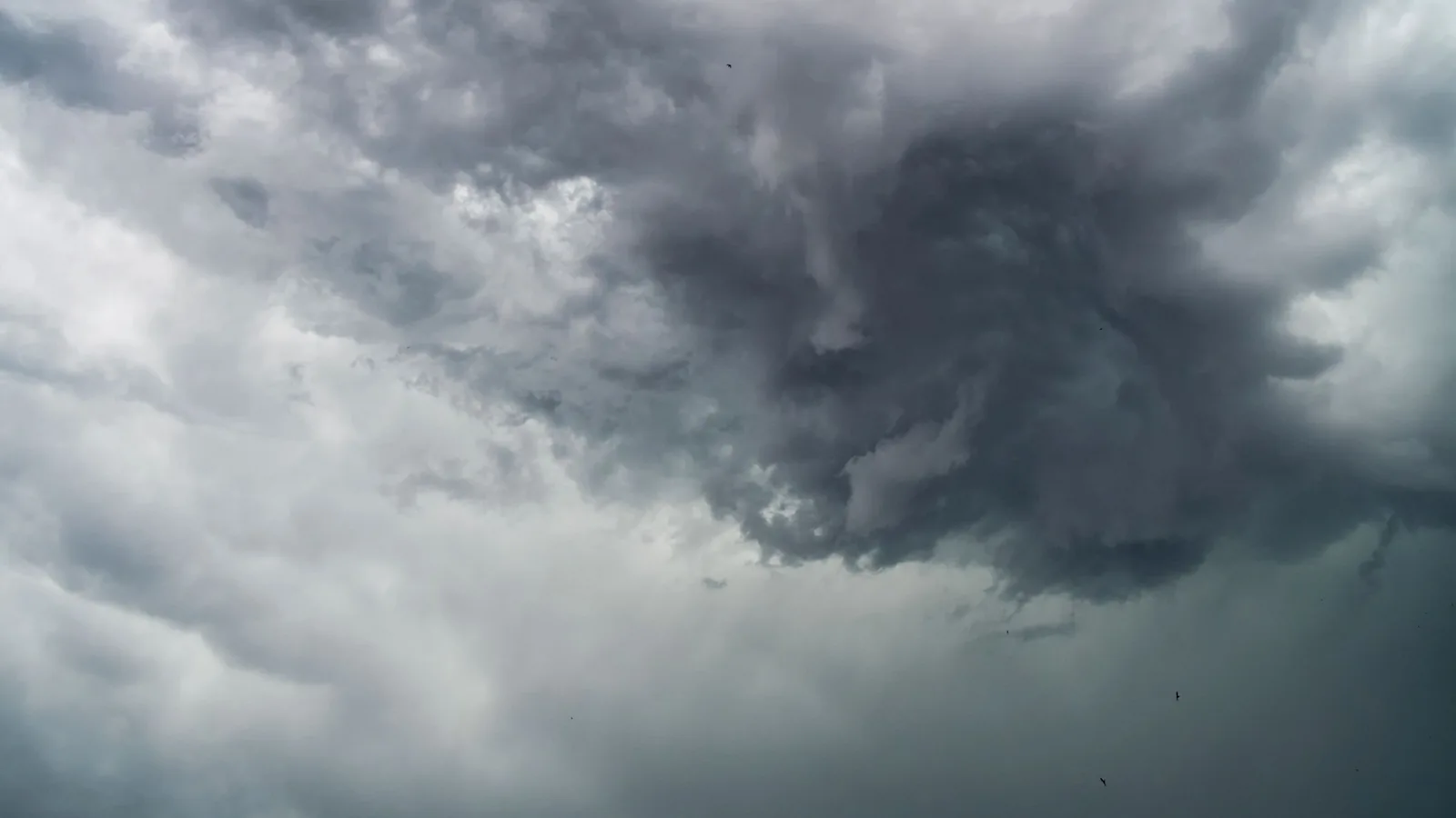 Nuvens carregadas de tempestade em céu escuro