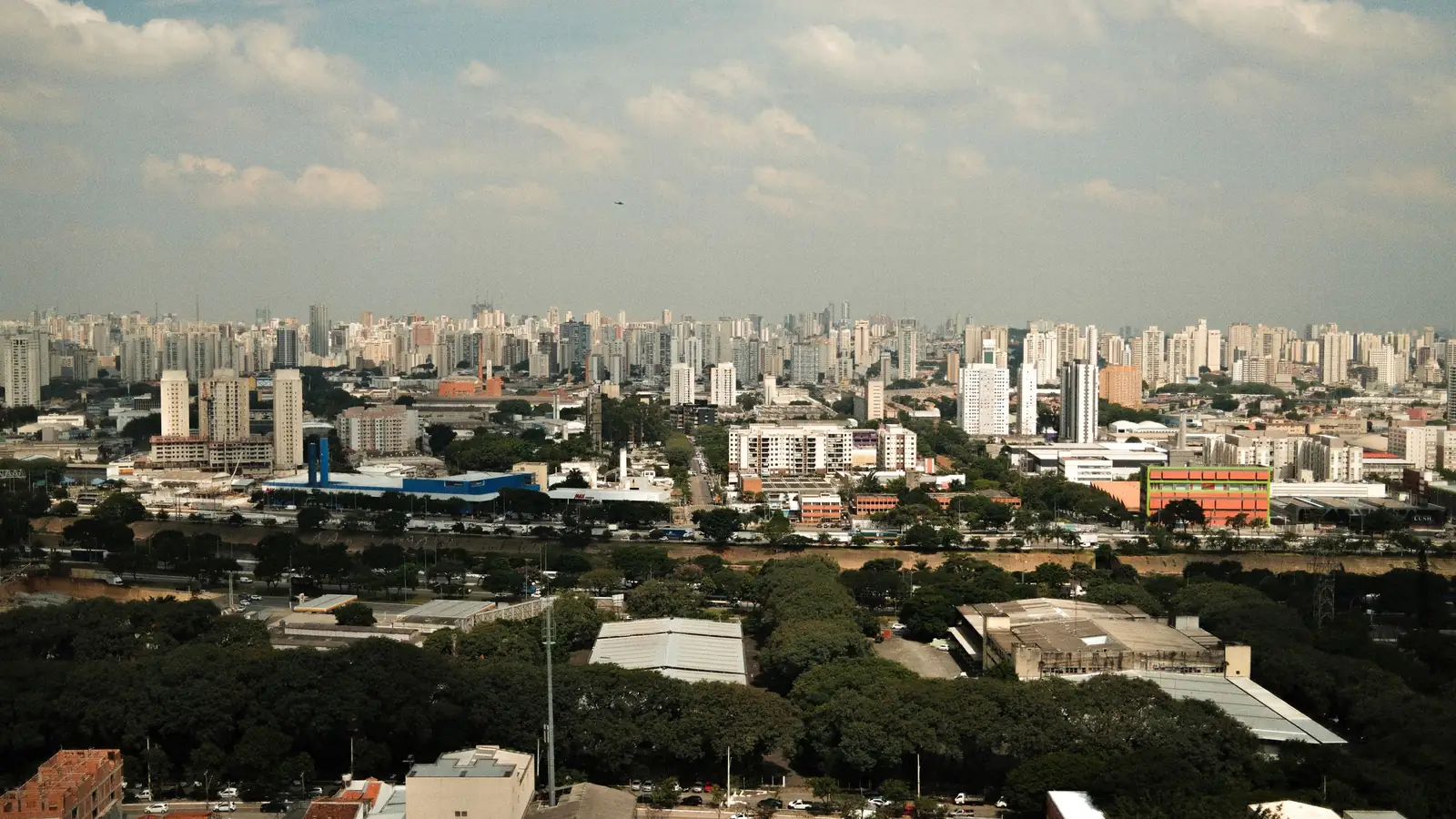 Vista aérea de grande cidade com prédios residenciais e comerciais