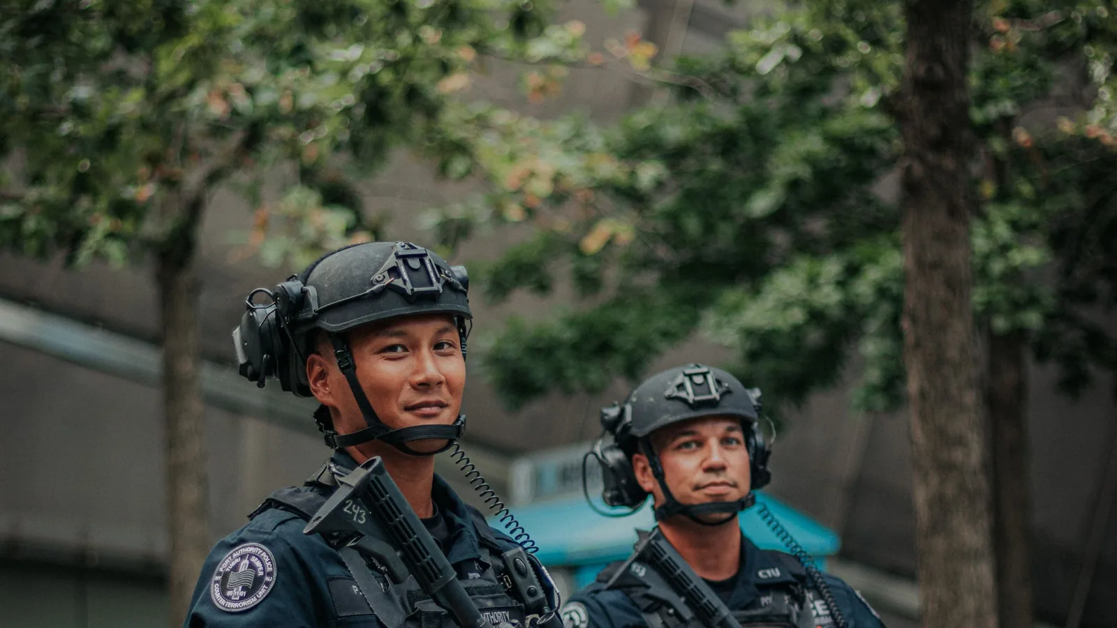 Policiais armados com fuzis durante ação