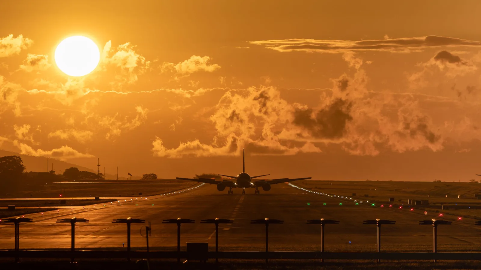 Avião comercial na pista do aeroporto ao entardecer