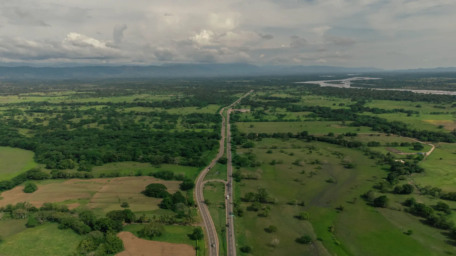 Vista aérea de rodovia cortando área rural