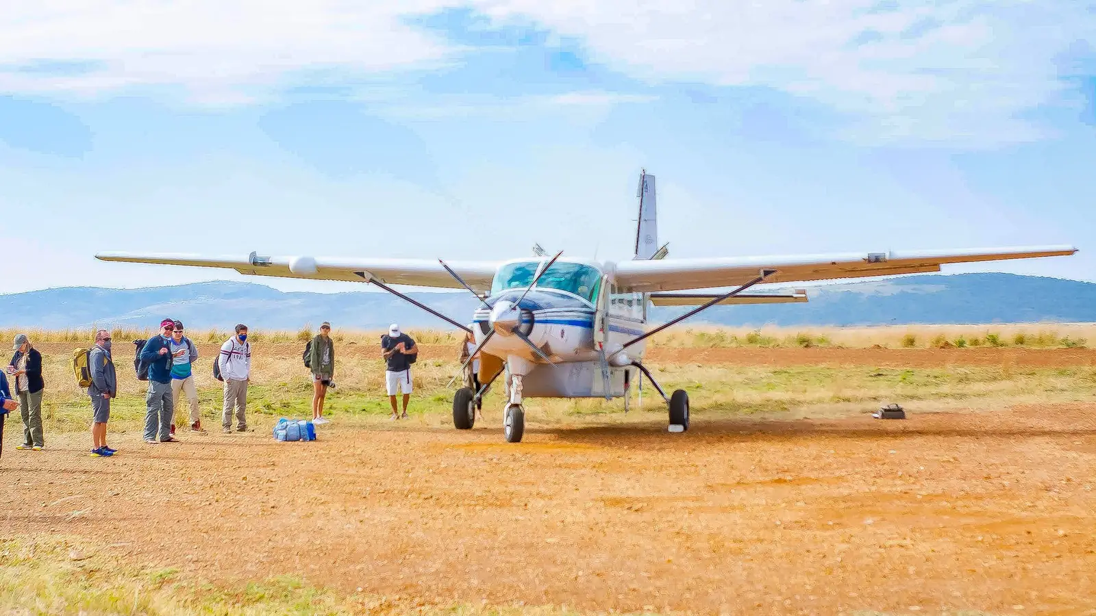 Avião de pequeno porte em pista de pouso rural